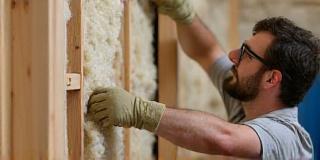 Demonstrasjon av naturlig isolasjonsmateriale i vegg