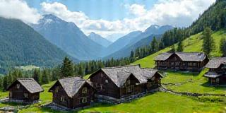 Historiske gårdsbygninger i et norsk landskap